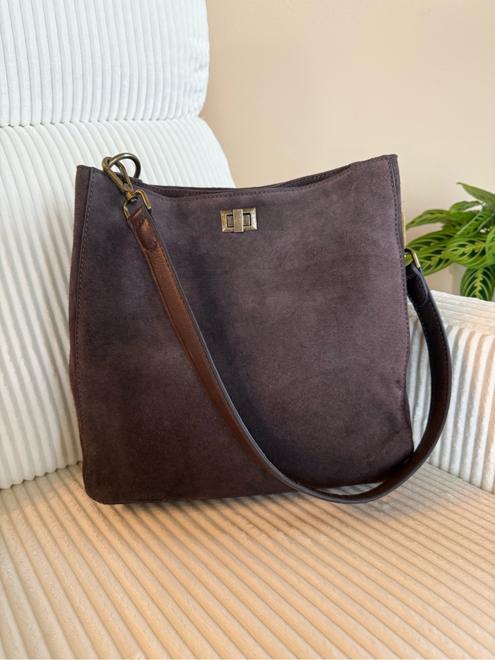 Vilenca Holland Brown Suede Shoulder Bag - EUC